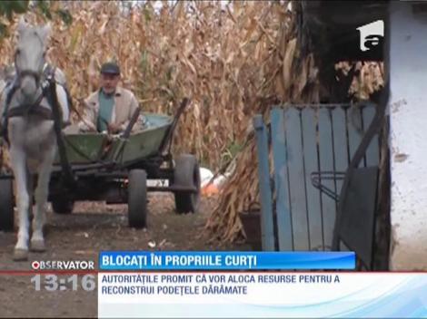 Familii blocate în propriile curţi