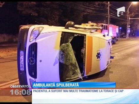 O ambulanţă aflată în misiune a fost făcută zob