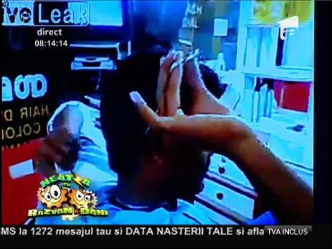 Smiley News: Frizerul care se tunde singur