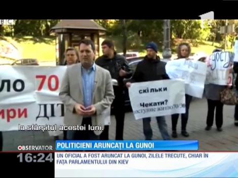 Politicieni aruncaţi la gunoi, în Ucraina