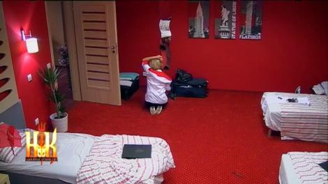 Echipa albastră își plânge amarul în bucătărie, iar fetele au parte de tratament VIP!