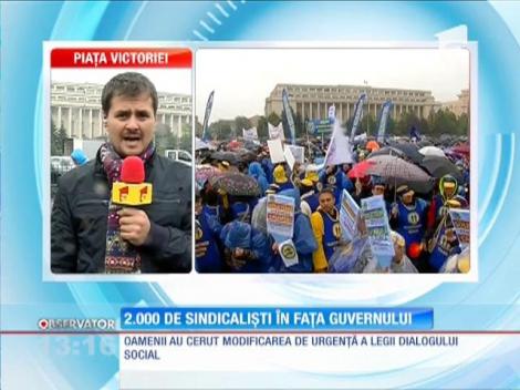 2000 de sindicalişti protestează în faţa Guvernului