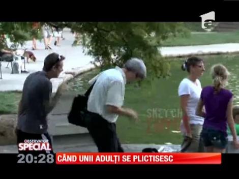 Special! S-au apucat să gâdile lumea pe stradă pentru propriul amuzament