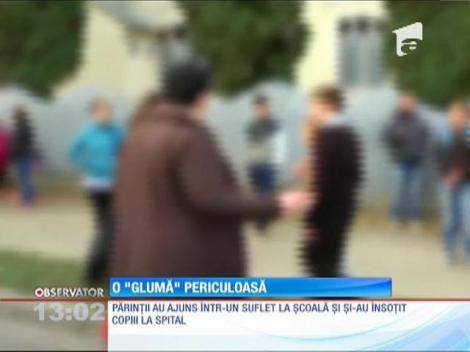 Elevi intoxicaţi cu spray lacrimogen, în toaleta şcolii