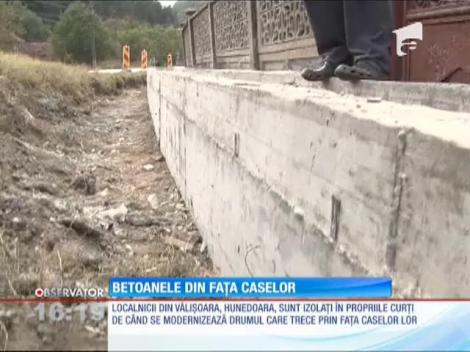 Zidiţi în propriile curţi pentru că se modernizează drumul!