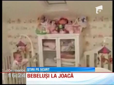 Bebeluși la joacă
