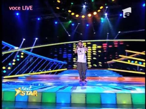 Fascinant! El este micul EMINEM al României! Vei rămâne uimit să vezi cum interpretează cu patos o piesă rap!