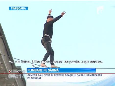 Un acrobat s-a plimbat pe o sârmă legată între două clădiri înalte din Timişoara