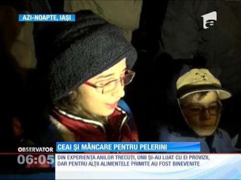 Ceai şi mâncare pentru pelerini care au mers la Iaşi