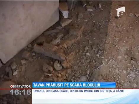 Tavan prăbuşit pe scara unui bloc