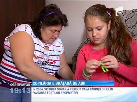 O fetiţă de 11 ani, vinde brăţări ca să cumpere pâine