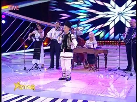 Emanuel Stan cântă o melodie de muzică populară