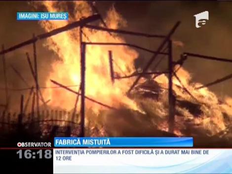 Incendiu de proporţii la o fabrică de mobilă din Jabeniţa, judeţul Mureş
