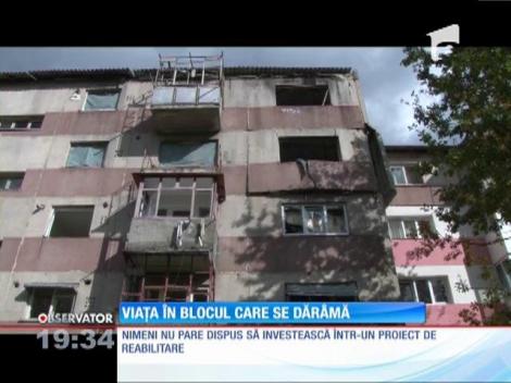 Un bloc pe jumătate distrus de o explozie, casă pentru zeci de familii