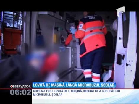 Lovită de mașină lângă microbuzul școlar