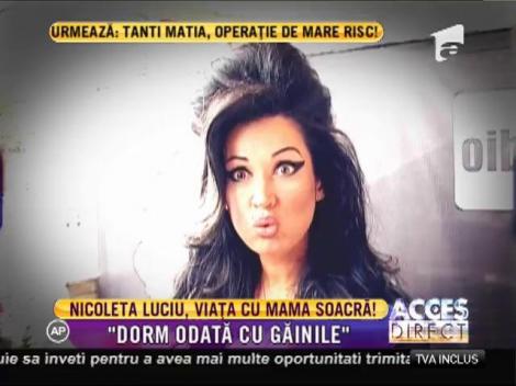 Nicoleta Luciu îşi antrenează soacra la bazin!