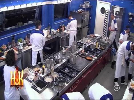 Plouă cu ELIMINĂRI! Ștefan și Vali ies din bucătăria Hell's Kitchen în timpul service-ului!
