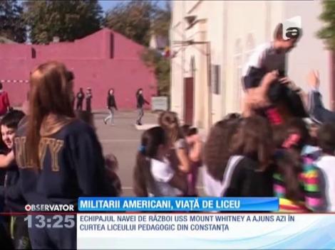 AU jucat baschet şi fotbal cu marinarii navei de război USS Mount Whitney
