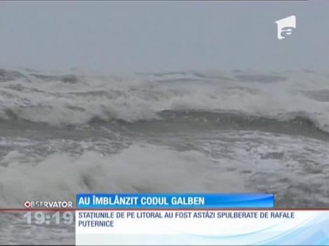 Statiunile de pe litoral au fost astăzi spulberate de rafale puternice