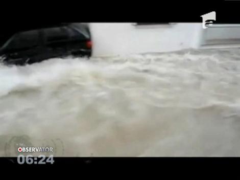 Străzile Atenei, prefăcute în torenți