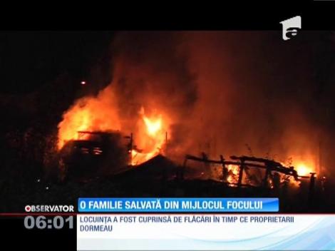 O familie din Piatra Neamţ a rămas pe drumuri, după ce casa le-a fost mistuită de flăcări