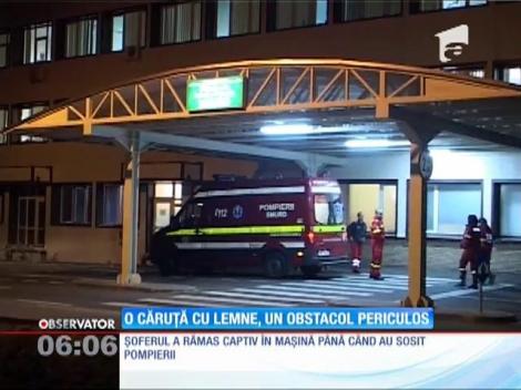 O maşină a lovit în plin o căruţă încărcată cu lemne, în Arad