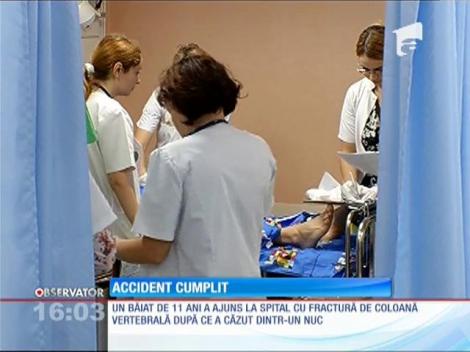 Riscă să rămână paralizat după ce a căzut dintr-un nuc