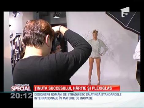 Special! Ținuta succesului, hârtie și plexiglas