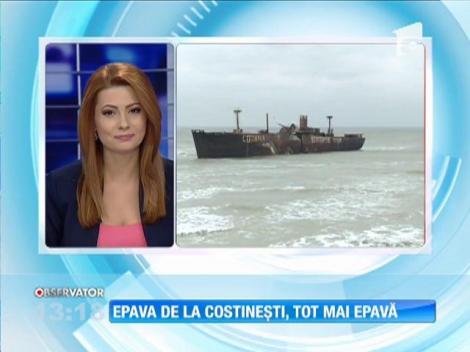 Epava de la Costineşti s-a rupt din cauza valurilor mari