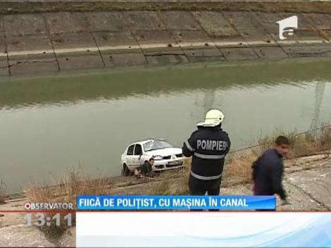 Fiica unui poliţist din Argeş a căzut cu mașina într-un canal de doi metri adâncime