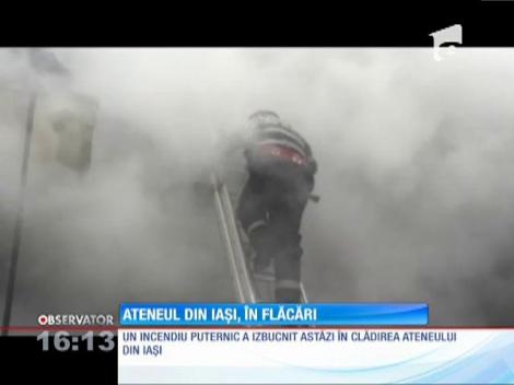 Ateneul din Iaşi, în flăcări