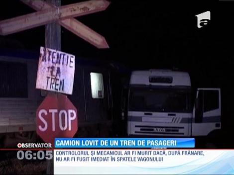 Impact violent între un tren și un camion încărcat cu nisip