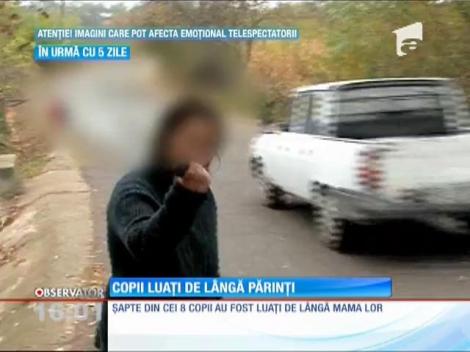 Copiii mamei care se prăbuşea prin şanţuri de beată, luați de Protecţia Copilului