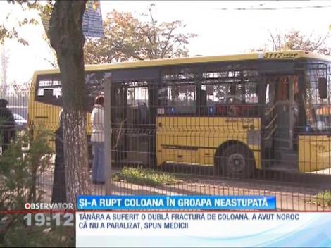 O groapă nesemnalizată era să o paralizeze! O tânără a căzut într-un crater, când voia să se urce în autobuz