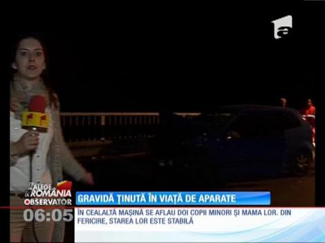 O tânără însărcinată în şapte luni se zbate între viaţă şi moarte după o mişcare greşită făcută la volan