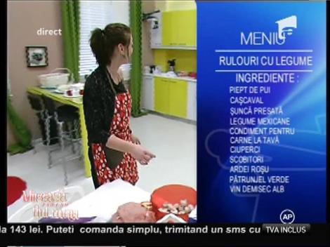 Adevărate gospodine! Fetele gătesc rulouri cu amestec mexican şi prăjitură cu măr