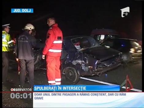 O maşină cu patru oameni la bord, spulberată într-o intersecţie