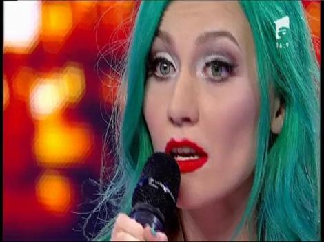 Prezentare: Andreea Lupescu, jurnalista cu părul verde, pe scena X Factor