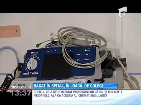 Adolescent băgat în spital, în joacă, de colegi