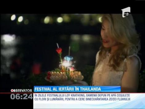 Festivalul coşuleţelor plutitoare din Thailanda