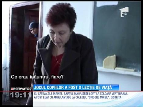 Doi elevi din Bistriţa şi-au aruncat un colegul sub catedră!