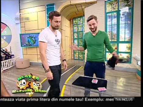 Imagini senzaţionale! Ai jura că omul ăsta e Dani Oţil! Vei rămâne uimit să vezi cât de mare este asemănarea dintre ei!