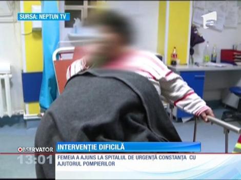 Medicii şi pompierii din Constanţa au transportat la spital o pacientă de 200 de kilograme