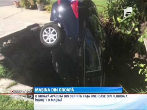 O groapă apărută din senin în faţa unei case din Florida a înghiţit o maşină