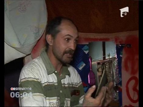 Tatăl care îşi creşte copiii într-un fost depozit de materiale de construcţii i-a atacat cu o rangă pe asistenţii sociali