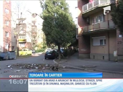 Un bărbat din Arad a aruncat cu ghivece de flori în trecători