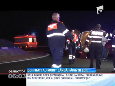 Doi fraţi s-au stins lângă părinţii lor după ce maşina în care erau a lovit un rond