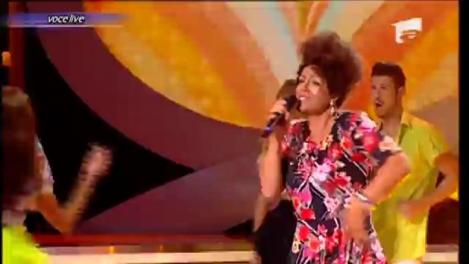 Dans și multă voie bună! Jorge, un travesti extrem de senzual, pe ritmuri de "Lambada"!