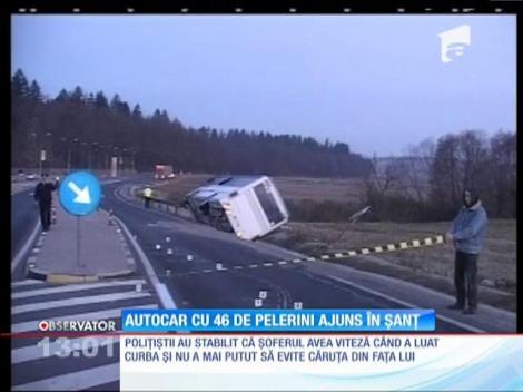 Un autocar cu 46 de pelerini a ajuns într-un șanț