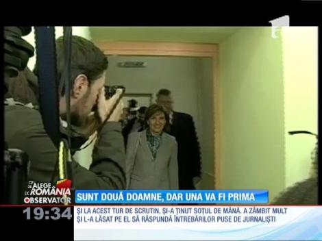 România alege, dar ce se alege de România / Daciana Sârbu şi Carmen Iohannis şi-au însoţit soţii la vot